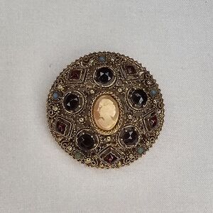 VINTAGE FLORENZA CAMEO AND RHINESTONES DOMED GOLD TONE BROOCH